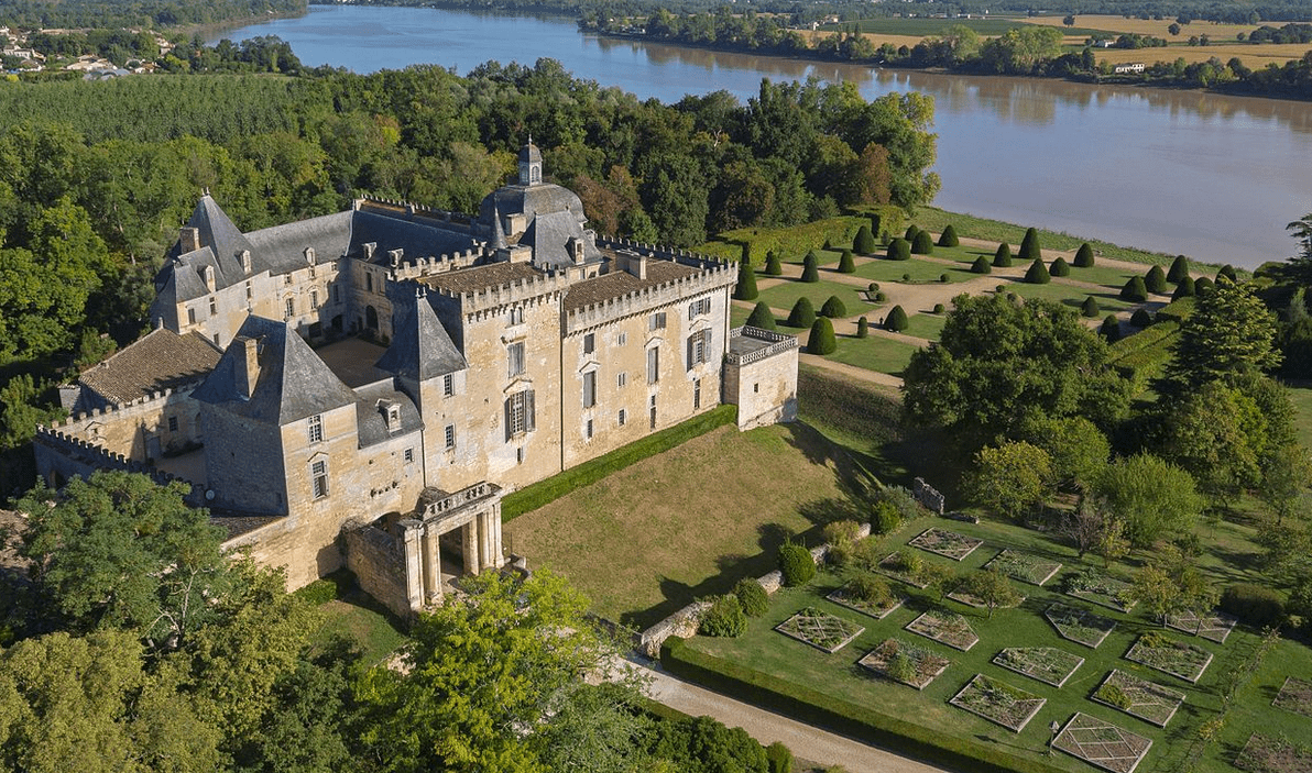 Exploring the Majestic Château de Vayres: A Jewel on the Banks of the Dordogne